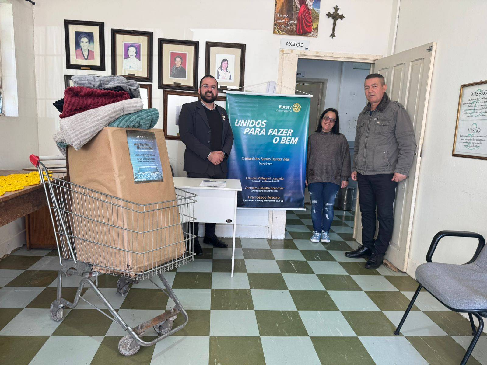 Entrega da doação de mais de 100 peças de agasalhos