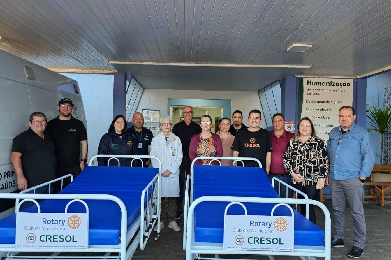 Na foto, equipe do posto de saúde, alguns rotarianos e representantes da cooperativa Cresol.