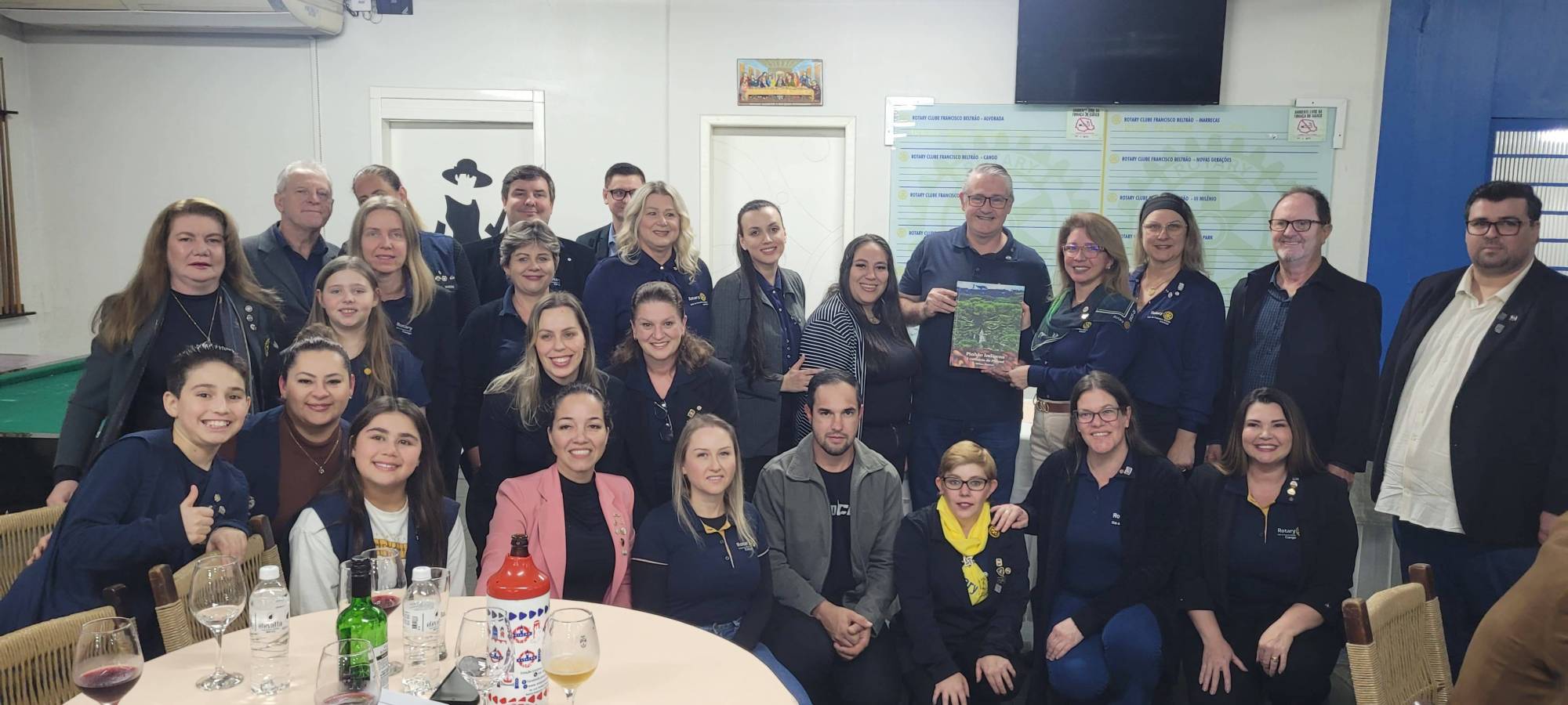 Companheiros do Rotary Industrial e Cango na entrega do livro