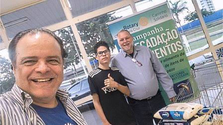 Os rotarianos Márcio Medeiros, Gabriel e Gilberto Salomi, na campanha do “Carrinho Solidário” para o Educandário