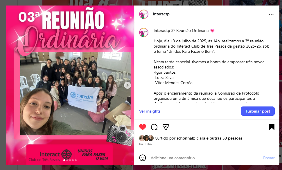 Hoje, dia 19 de julho de 2025, às 14h, realizamos a 3ª reunião ordinária do Interact Club de Três Passos da gestão 2025-26, sob o lema “Unidos Para Fazer o Bem”.  Nesta tarde especial, tivemos a honra de empossar três novos associados: -Igor Santos -Luiza Silva -Vitor Mendes Corrêa.  Após o encerramento da reunião, a Comissão de Protocolo organizou uma dinâmica que desafiou os participantes a decifrarem pistas em diferentes idiomas para encontrar um prêmio escondido. A atividade promoveu colaboração, comunicação, raciocínio e integração entre os associados.  Com carinho, Interact Club de Três Passos 💕  #paratodosverem: Esse post possui legenda alternativa para promover a inclusão social, para ativá-la basta mudar as funções de acessibilidade em seu celular.  #InteractClub #UnidosParaFazerOBem #ReuniãoOrdinária #ProtocoloEmAção #ServirAcimaDeSiMesmo #ICTrêsPassos