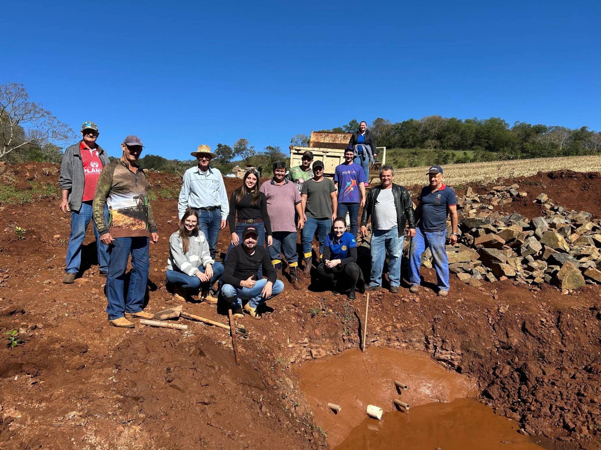 Ação foi realizada na propriedade de Paulo Posselt, em São José dos Pinhais, interior do município de Missal. Técnica do solo-cimento foi utilizada no local.