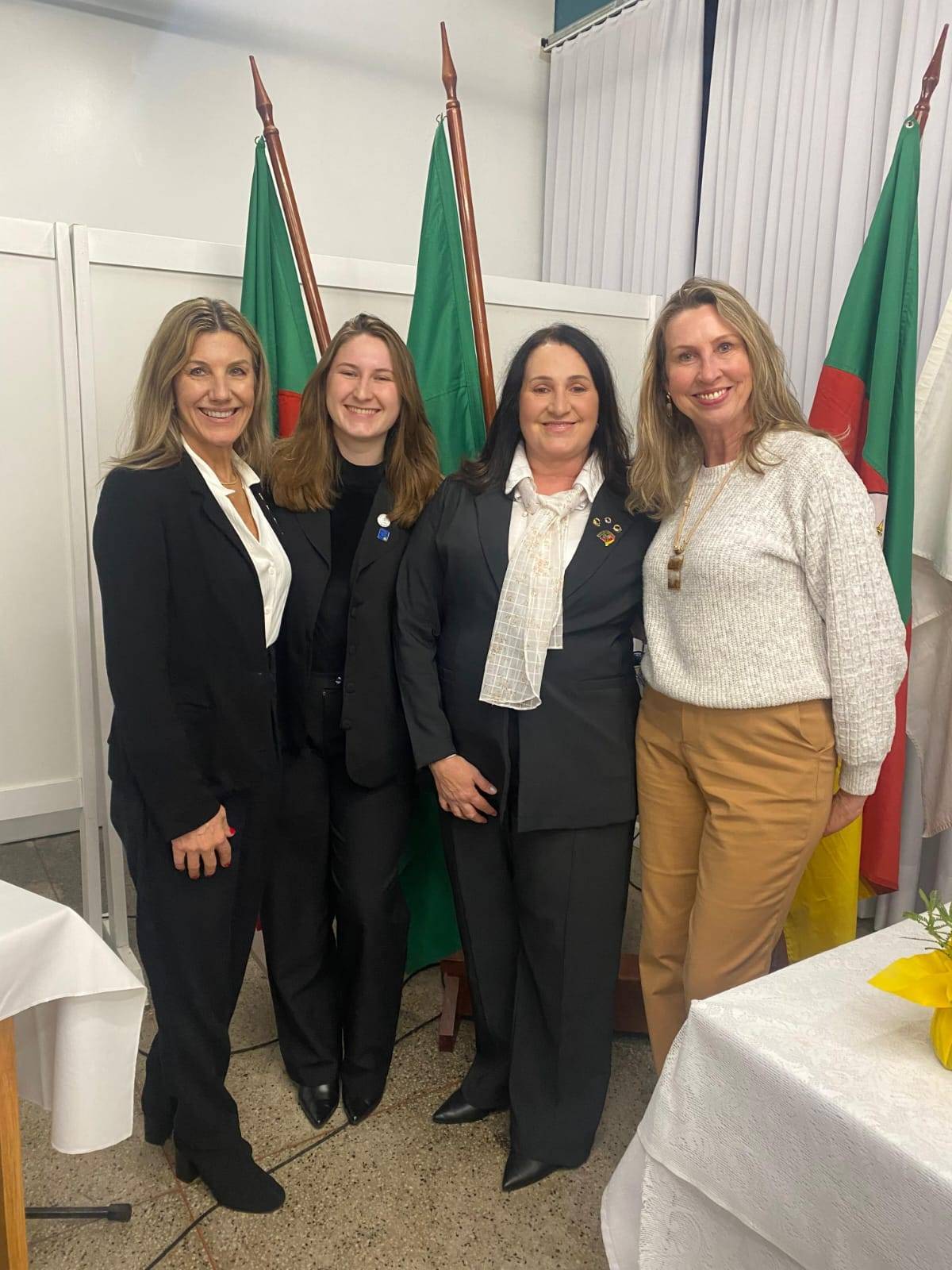 Companheiras do Rotary Club de Teutônia e presidente do Lions Club AL 2025-2026, Magni Grambusch