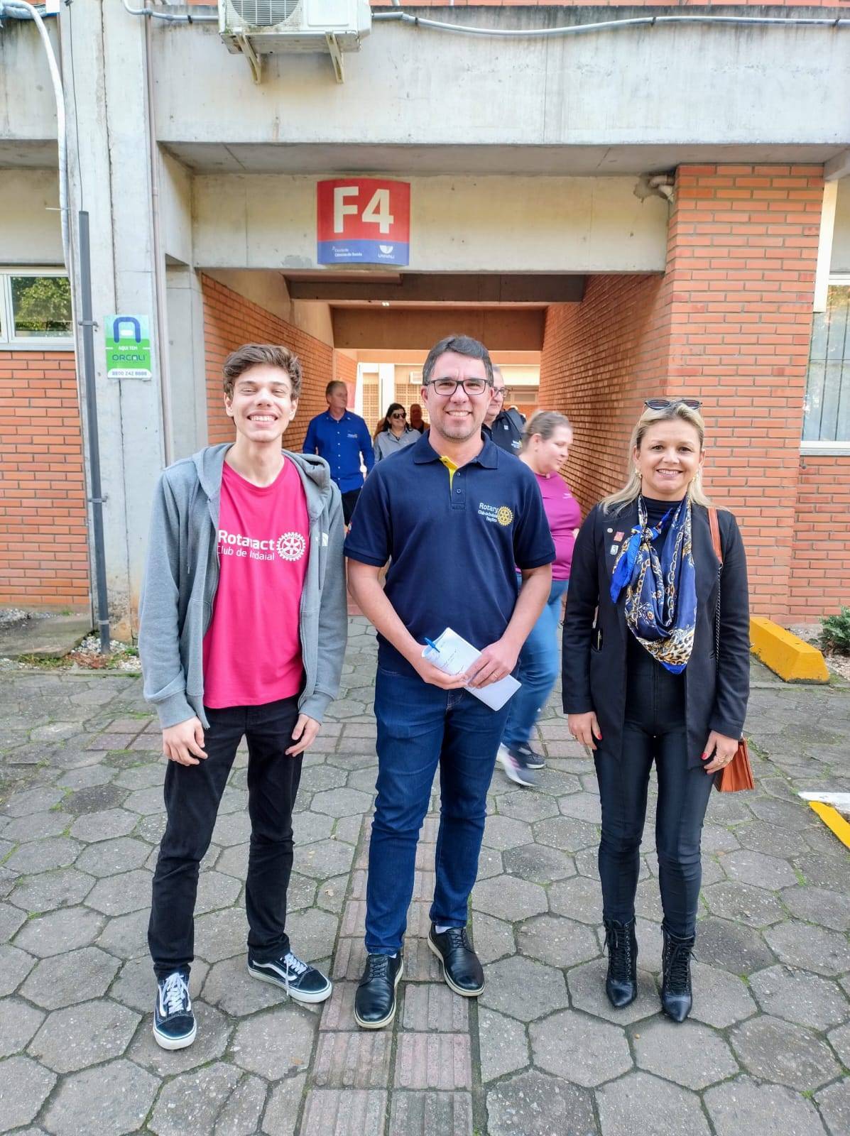 Lucas Devigili Rotaract Indaial, Presidente Gestão 2025-2026 Jessé Souza e Companheira da pasta de Fundação Rotária Aline Cunda 