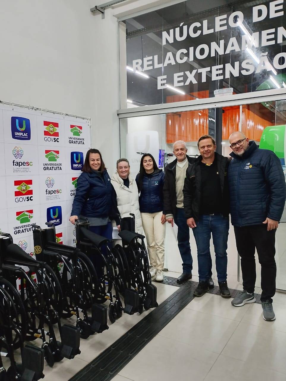 Presidente Fábio Tosatti, com integrantes do Rotary Lages Alvorada entregando novas cadeiras na UNIPLAC