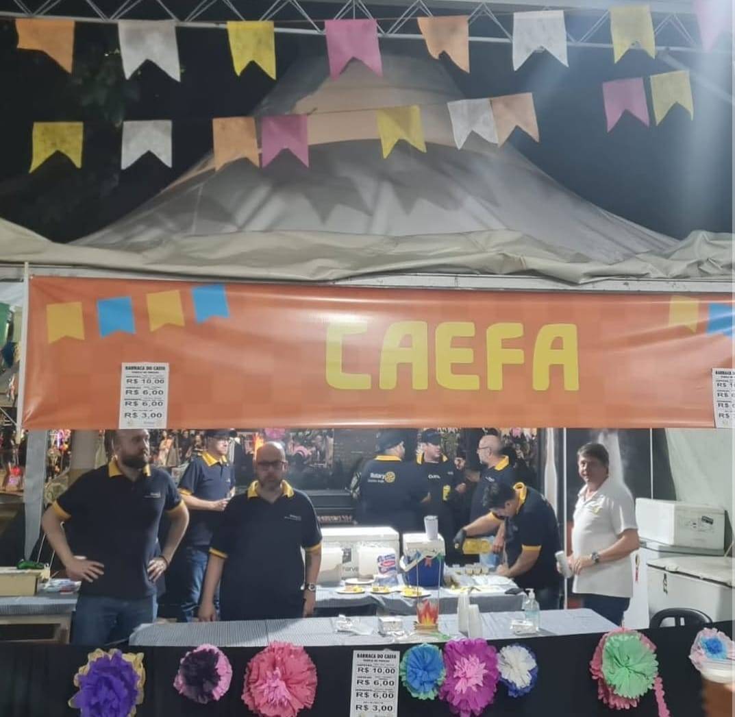 Rotary Club de Fernandópolis e CAEFA arrecadam fundos para ações sociais na Barraca do Espeto do FERNANRAIÁ 2025