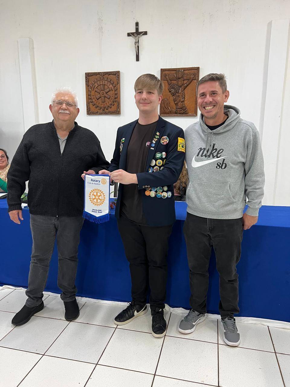 Durante a reunião do Rotary Club de Realeza, realizada no dia 24 de agosto de 2025, foi prestada uma emocionante homenagem ao jovem intercambiário Rafael Tabaroski, que se prepara para embarcar rumo ao México pelo Programa de Intercâmbio do Rotary.  O encontro foi marcado por palavras de carinho, votos de sucesso e agradecimentos pela sua dedicação e envolvimento com o clube. Rafael também recebeu alguns mimos simbólicos, que representarão o carinho e a torcida do nosso Distrito durante sua jornada internacional.  A noite reforçou o compromisso do Rotary com a juventude, a educação e o intercâmbio cultural, pilares fundamentais na formação de líderes e cidadãos do mundo.