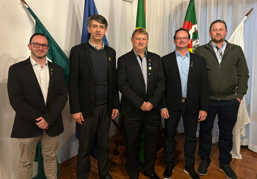 Os novos associados com seus padrinhos e presidente do clube.