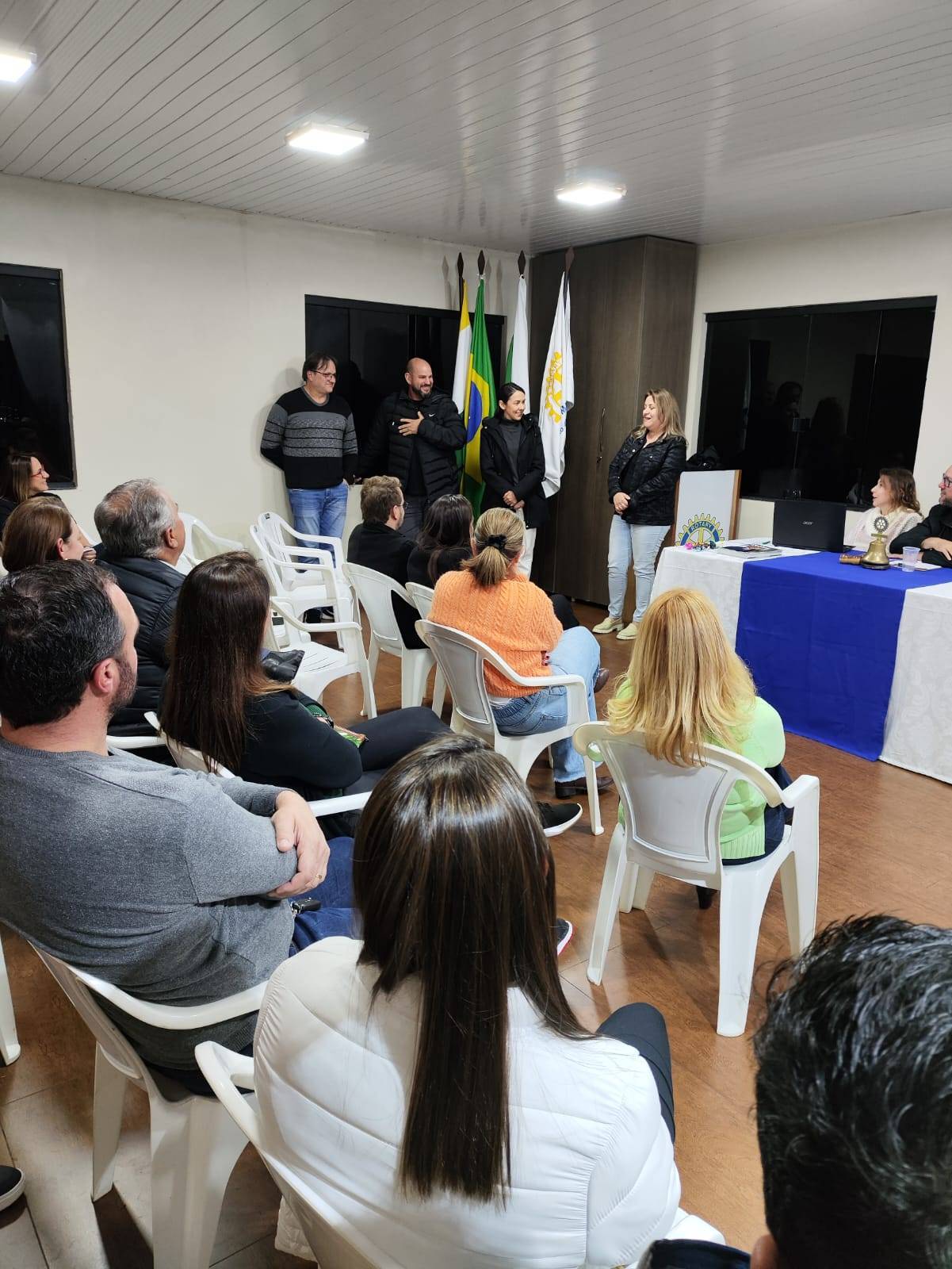 Foto de um casal de companheiros apresentado seus amigos ao club