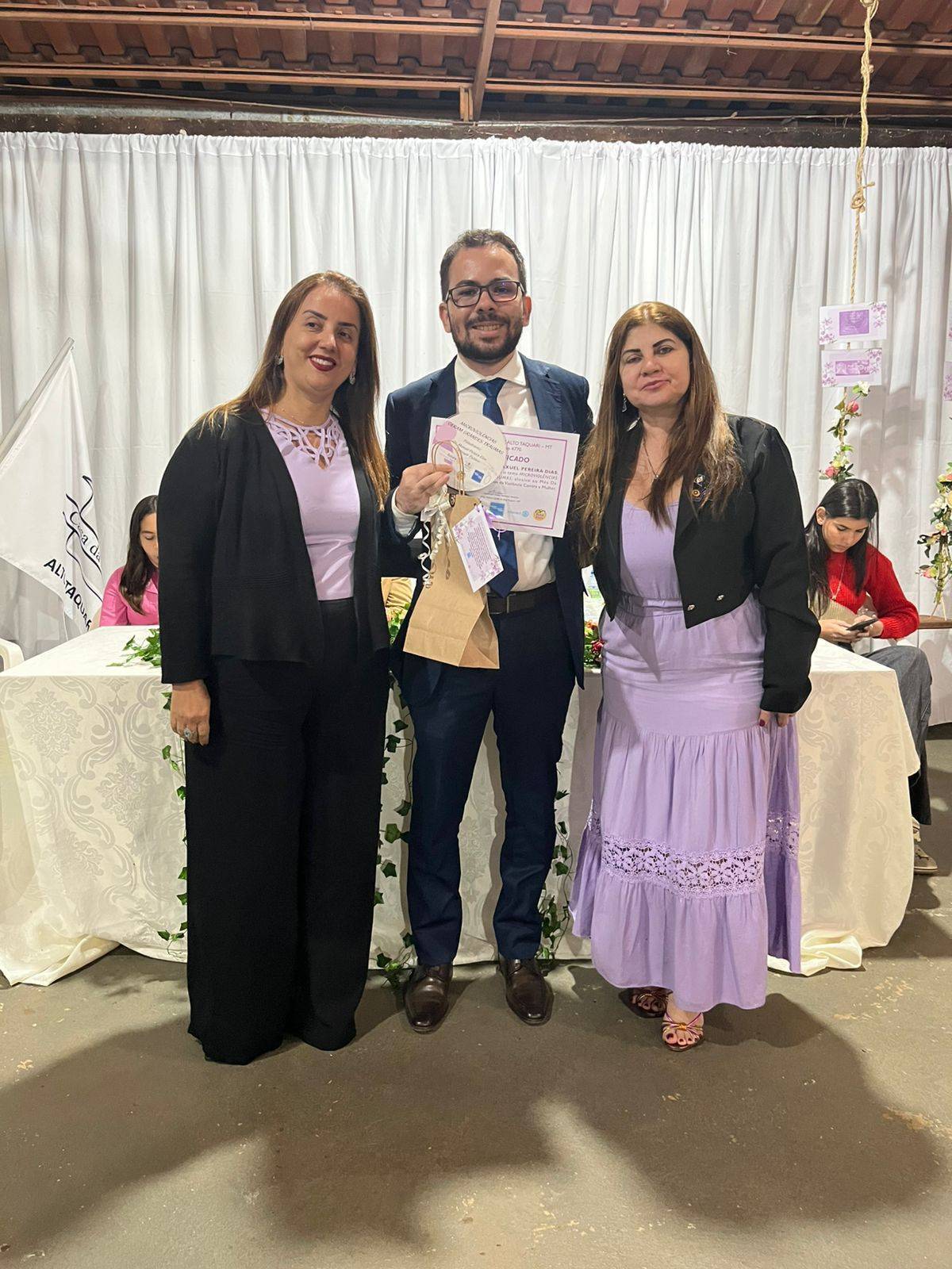 Sheila Maria presidente da Casa da Amizade, Dr. Maxuel e Lucienne presidente do Rotary Club