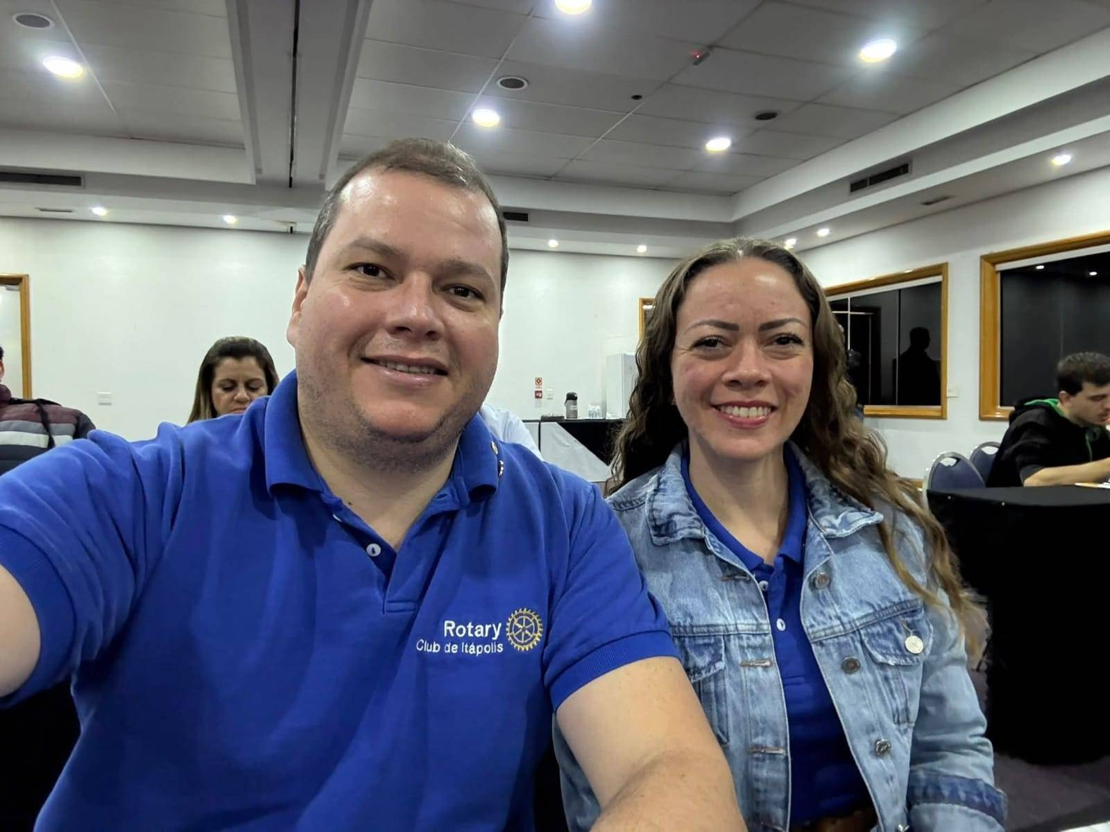 Rotary Club de Itápolis no seminário distrital de intercâmbio