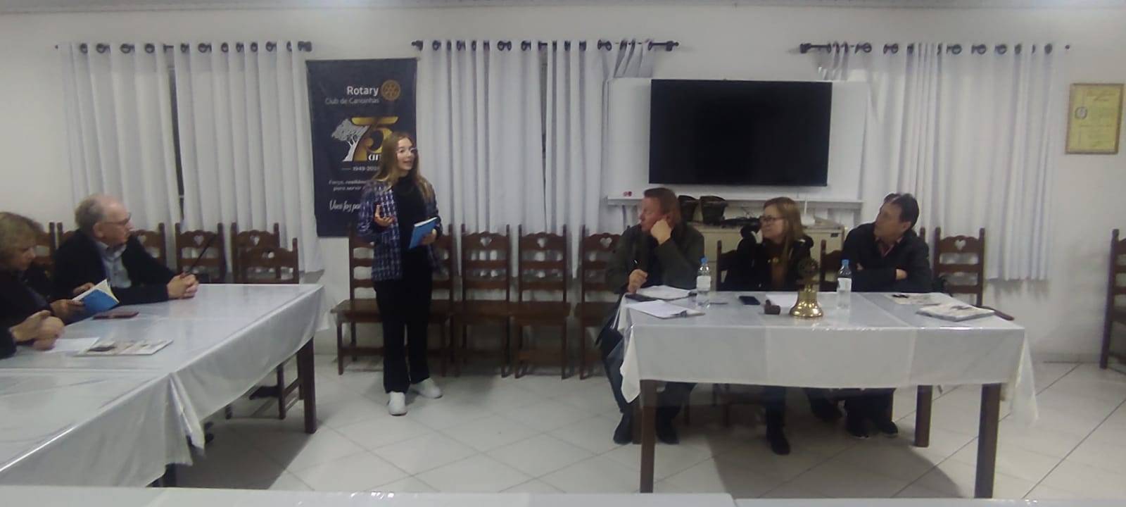 Ana Julia apresentando seu livro: Felicidade Fora do Mapa