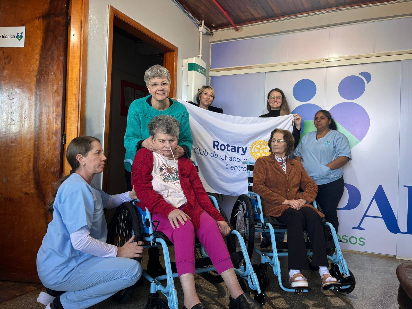 Rotary Club de Chapecó - Centro realiza entrega de cadeiras de rodas