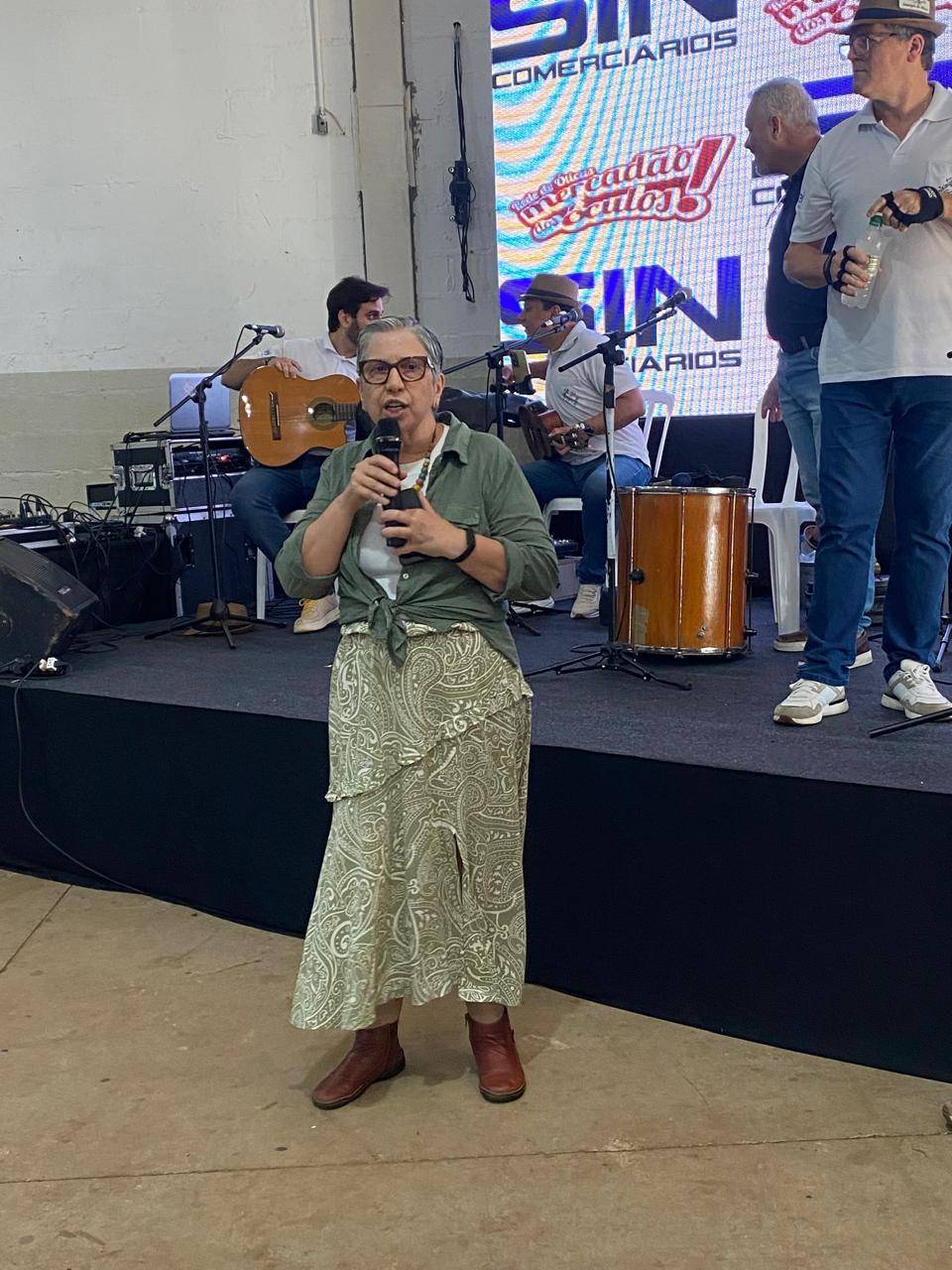 Feijoada Solidária reúne Instituto Alarme, Rotary Novo Cinquentenário e AREC em evento de música, sabor e solidariedade com presença do Governador Lelo