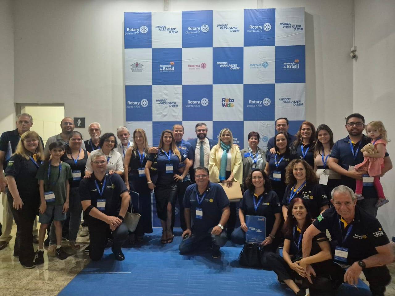 Representantes de diversos clubes e casas da amizade de Uberlândia com o casal Governador 2025-26