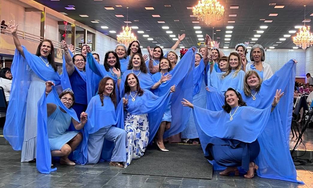 Com figurino inspirado no filme Frozen, damas das Casas da Amizade de Uberlândia celebram a apresentação