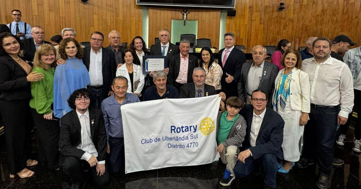 Associados e amigos celebram a homenagem.