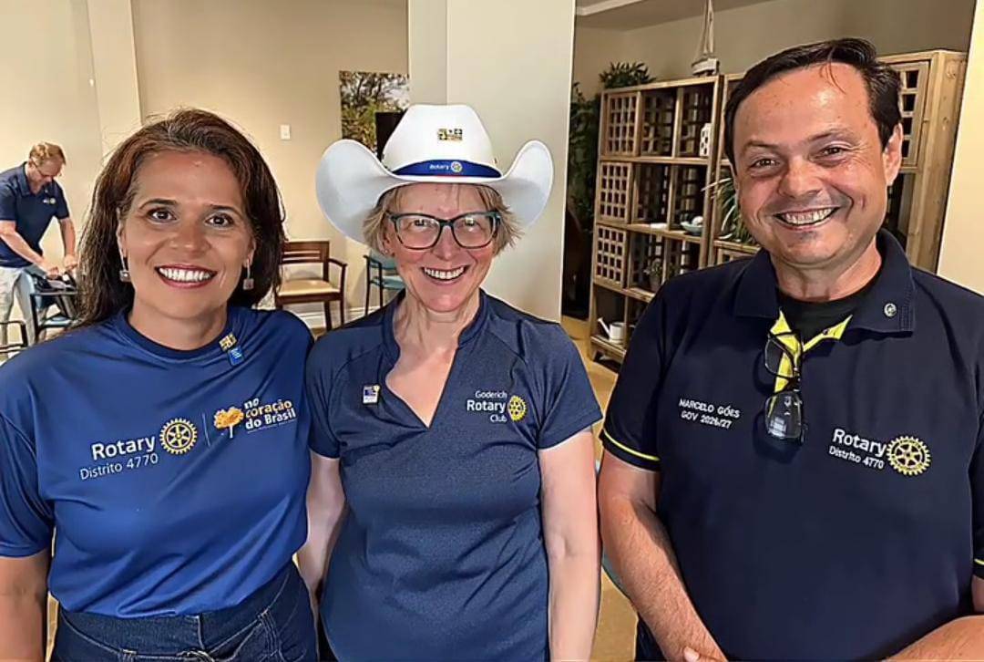 Companheiros Marcelo e Luciana Góes ao lado de Colleen McGregor, presidente 2025-26 do Rotary Club of Goderich, no Canadá.