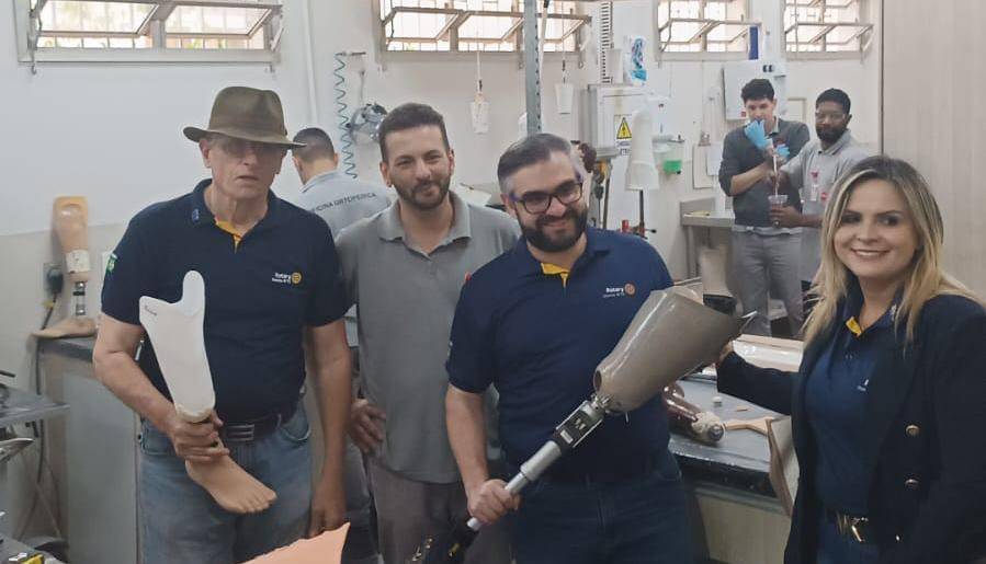 Casal Governador conhece oficina de próteses da AACD.