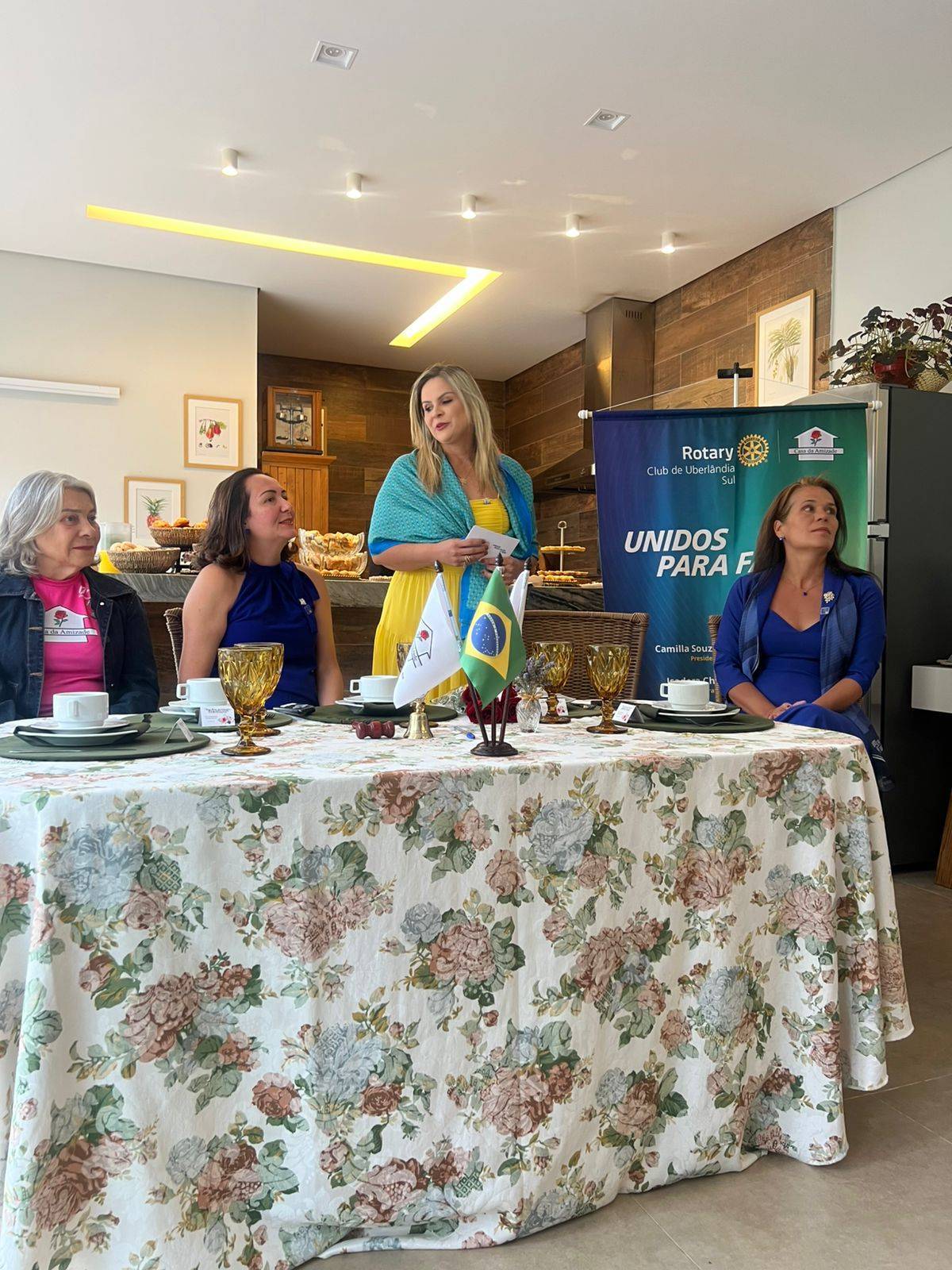 Coordenadora Distrital 2025-26 Isadora Fayad em momento acolhedor com as damas da Casa da Amizade do Rotary Club de Uberlândia Sul.