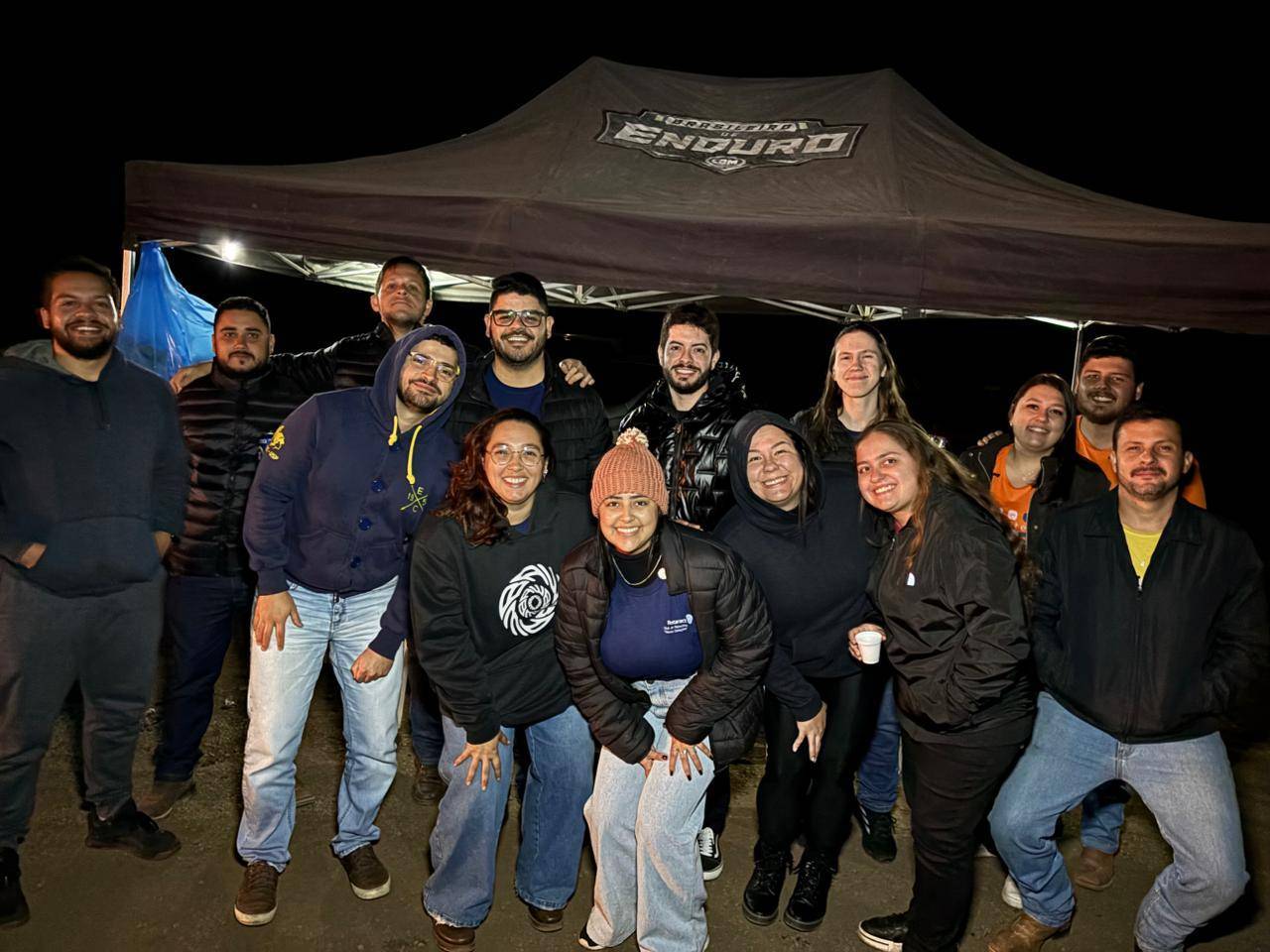 Companheiros em frente a barraca de apoio.