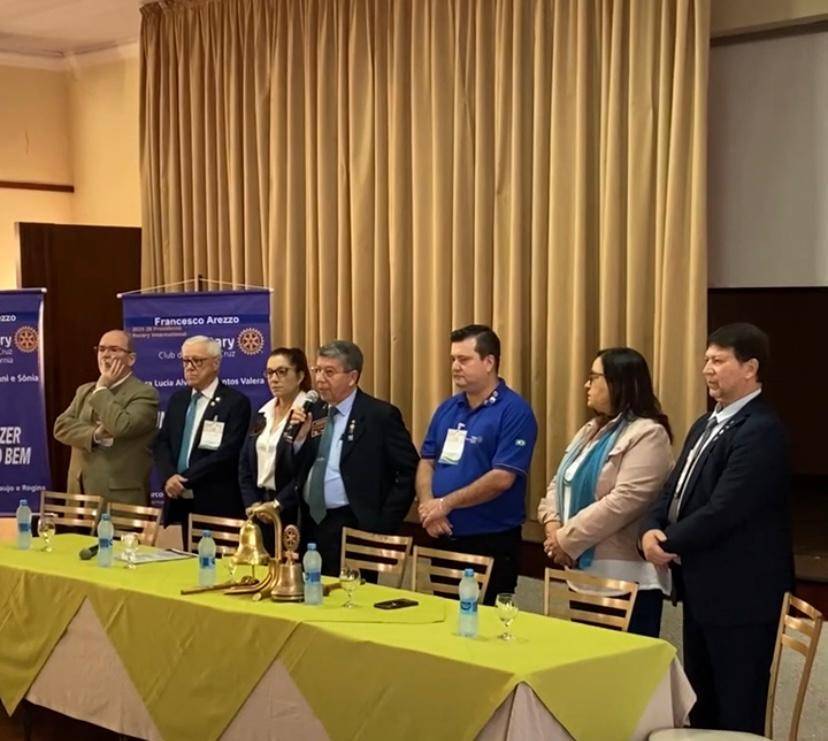 Momento solene durante a Oficina de Quadro Associativo da Área 3, realizada em Osvaldo Cruz: lideranças rotárias se unem para compartilhar experiências e fortalecer o compromisso com o crescimento sustentável dos clubes. 