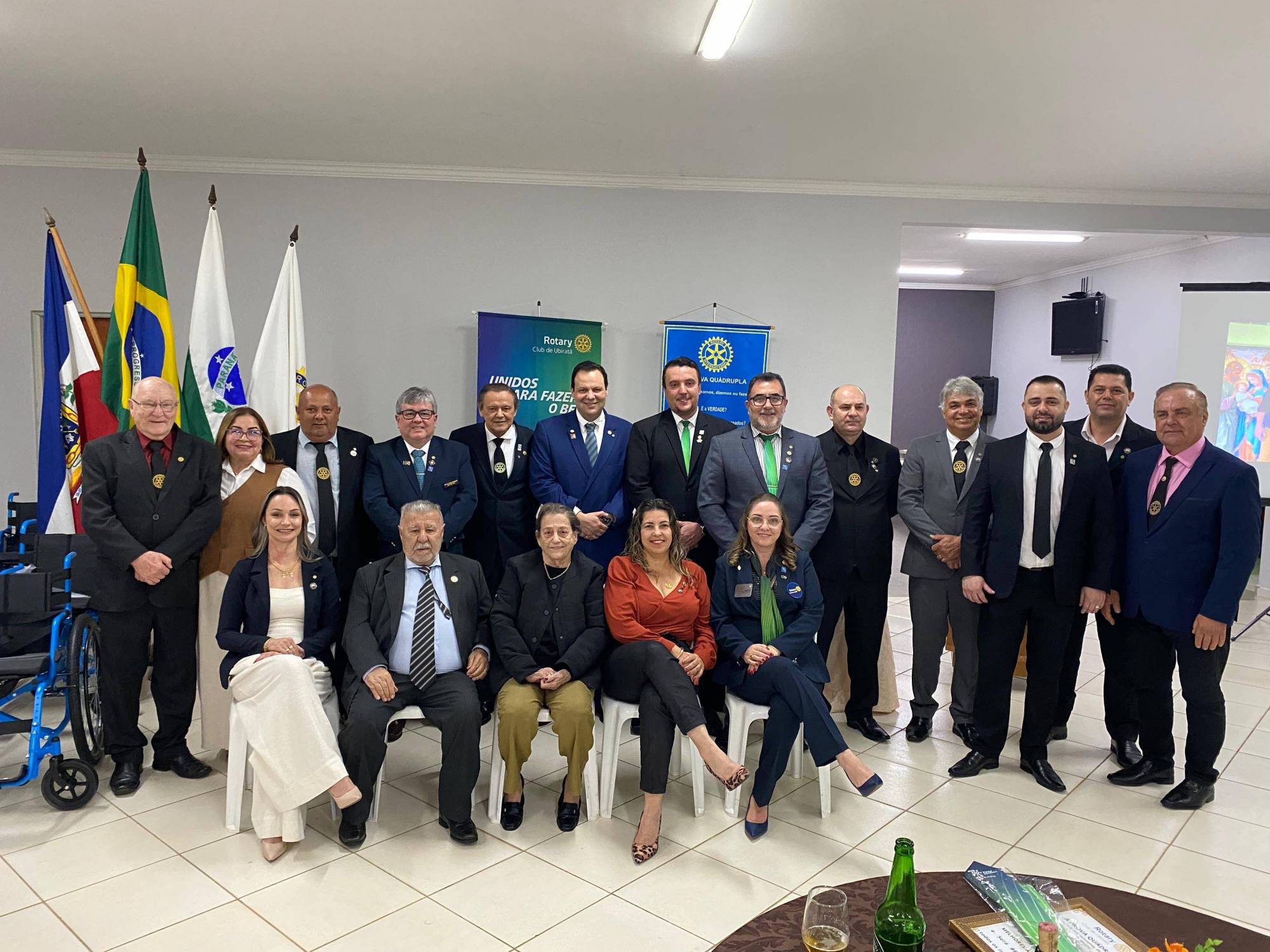 Ontem foi um dia especial para o Rotary Club de Ubiratã!  Recebemos com grande alegria a visita oficial do governador do Distrito 4640, Wilson José Schiavinato Júnior.  Durante o dia, o governador visitou o Sicredi e alguns dos locais onde o nosso clube realizou importantes ações em prol da comunidade.  E à noite, em uma emocionante reunião festiva, tivemos a honra de admitir um novo companheiro rotariano, fortalecendo ainda mais nosso quadro de associados e nosso compromisso com o servir.  Agradecemos a todos os presentes e reafirmamos nosso propósito: "Dar de si antes de pensar em si" , UNIDOS PARA FAZER O BEM