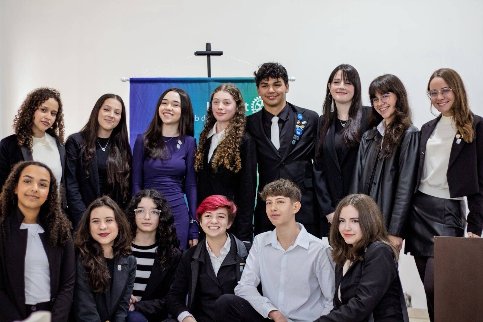 No domingo, dia 29 de junho de 2025, foi realizada a cerimônia de posse e transmissão de cargos da gestão 2025/2026 do Interact Club de Pato Branco. O evento marcou oficialmente o início da nova gestão, sendo um momento especial e inesquecível de união entre o clube, o Rotary e os familiares dos companheiros. A cerimônia foi repleta de significado, reforçando o compromisso, a amizade e o espírito de colaboração presente na família rotária.