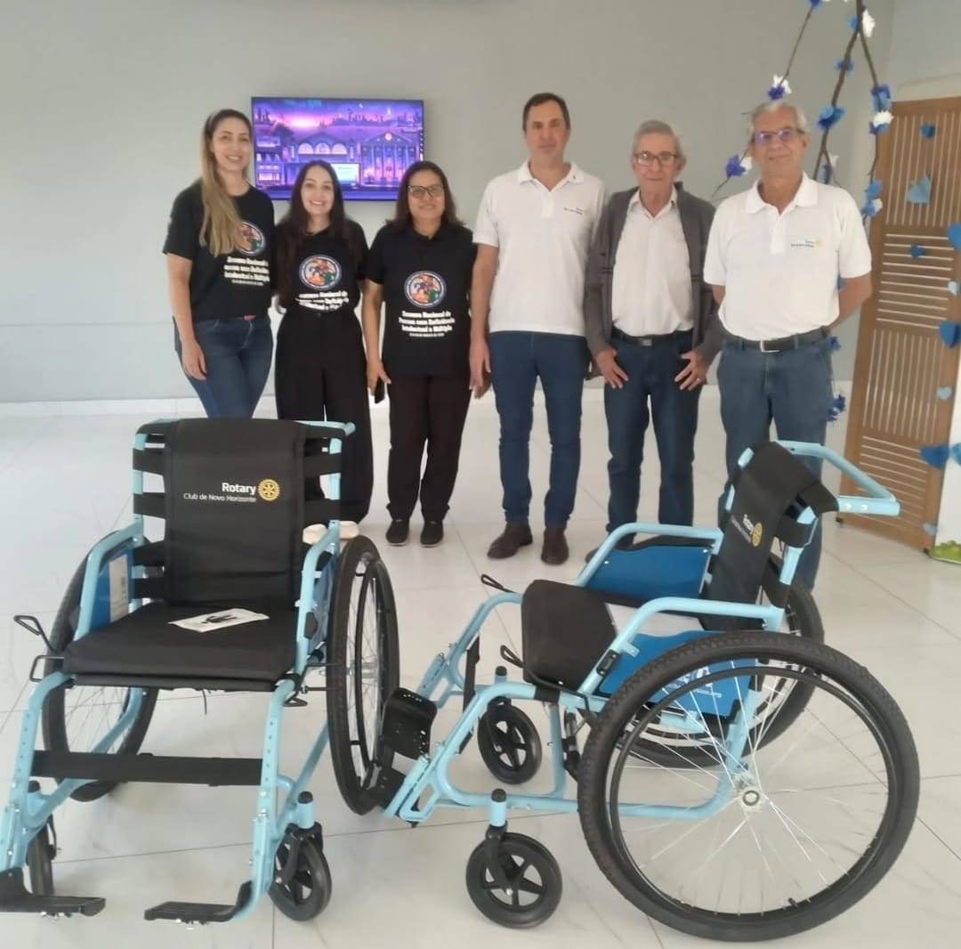 Rotary Club de Novo Horizonte, entrega cadeiras de rodas às Instituições.