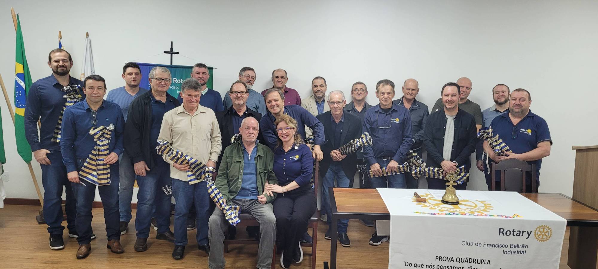 Pais presenteque receberam homengem juntamente com a presidente Thalita Grando Rauen