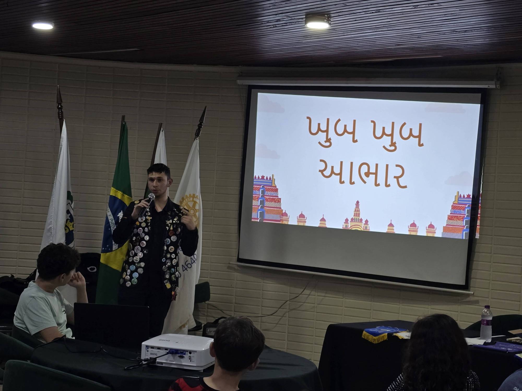 Vinicius contanto suas experiências na Índia.