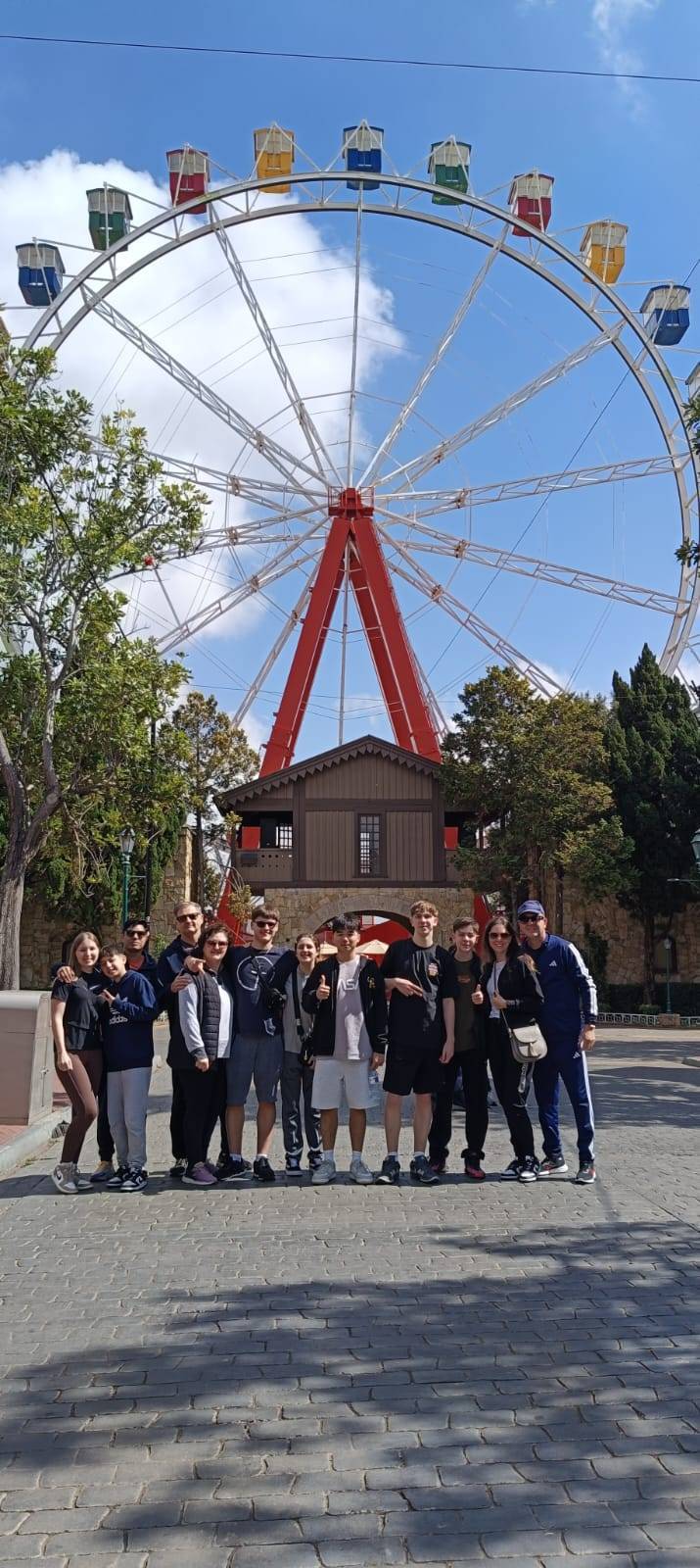 Nos últimos dias, mostramos um pouquinho da nossa cultura e diversidade para o Jaison, que teve a oportunidade de conhecer:  🎢 Hopi Hari – Diversão e adrenalina no maior parque de diversões do Brasil! 🌳 Parque Ibirapuera – Natureza, arte e história em um dos cartões-postais de São Paulo. 🏙️ Centro Financeiro (Av. Brigadeiro Faria Lima) – O pulso econômico e modernidade da cidade. 🏙️ Curitiba - a charmosa capital no nosso estado.  Foi incrível compartilhar esses momentos com ele e sua família anfitriã!  Esperamos que o Jaison esteja aproveitando cada segundo da sua estadia no Brasil e levando consigo memórias inesquecíveis.