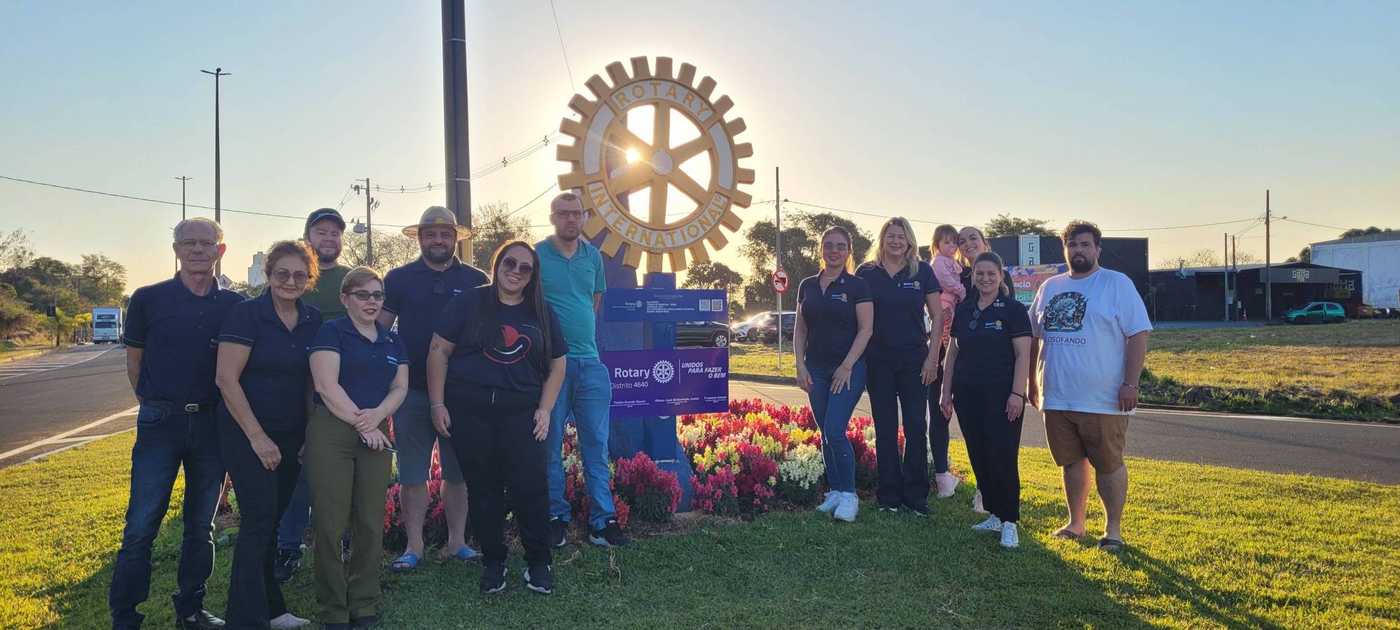 Companheiros reunidos ao lado do Marco Rotário