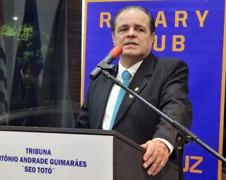 O presidente do Rotary Club de Vera Cruz, Márcio Medeiros, mostra o trabalho desenvolvimento no clube no quadro associativo