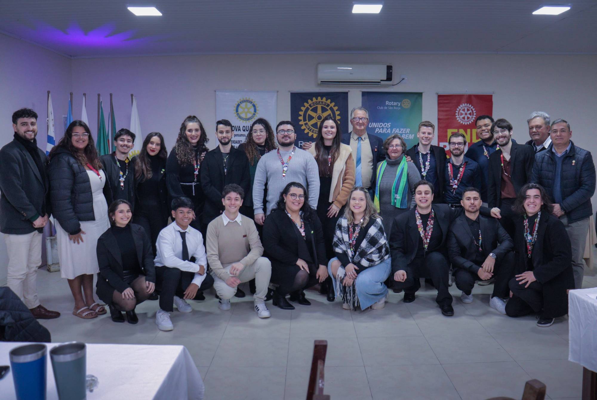 Foto oficial dos membros do Rotaract Club de São Borja Terra dos Presidentes, ao lado de convidados do Rotary Club de São Borja, durante a cerimônia que marcou a troca de gestão e o início de um novo ano rotário.