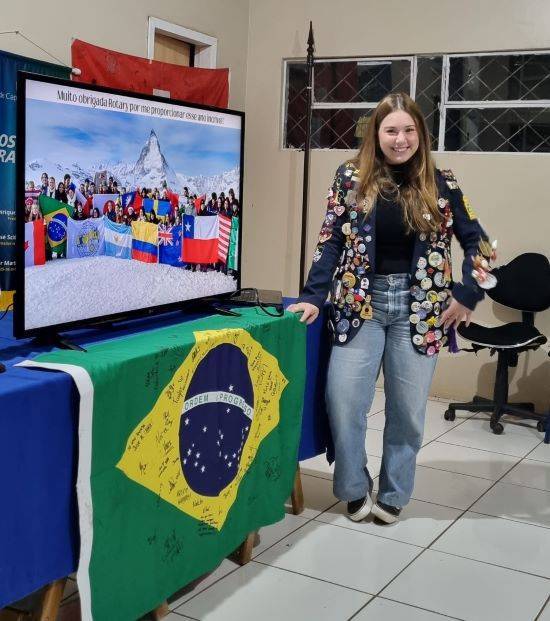 Intercambista Fernanda compartilha experiência de um ano na Suíça com Rotary de Capitão
