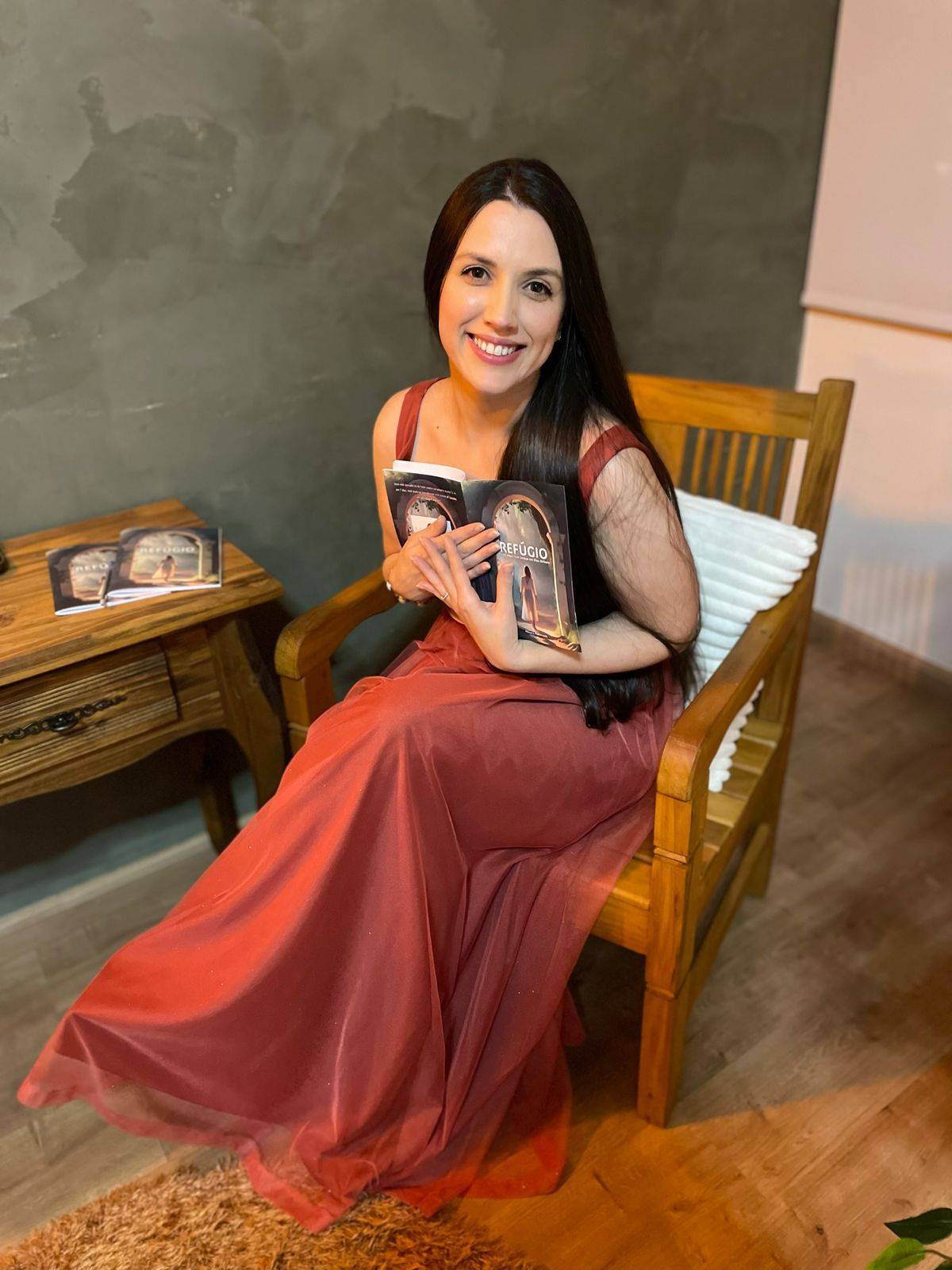 Foto: Psicóloga Mayara Hoffmann, autora do livro “Refúgio: Como Viver com Leveza em Dias Difíceis”.