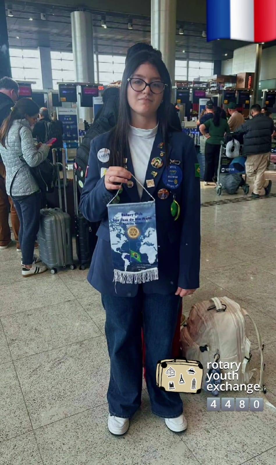 A intercambista Alice embarca para a França para realizar seu ano de intercâmbio