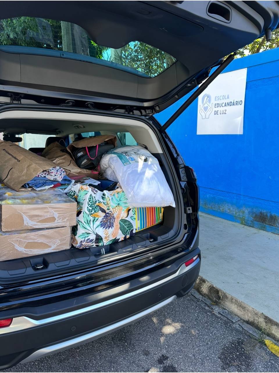 Doação de 40 Kg de frango, roupas e livros para o projeto Amar