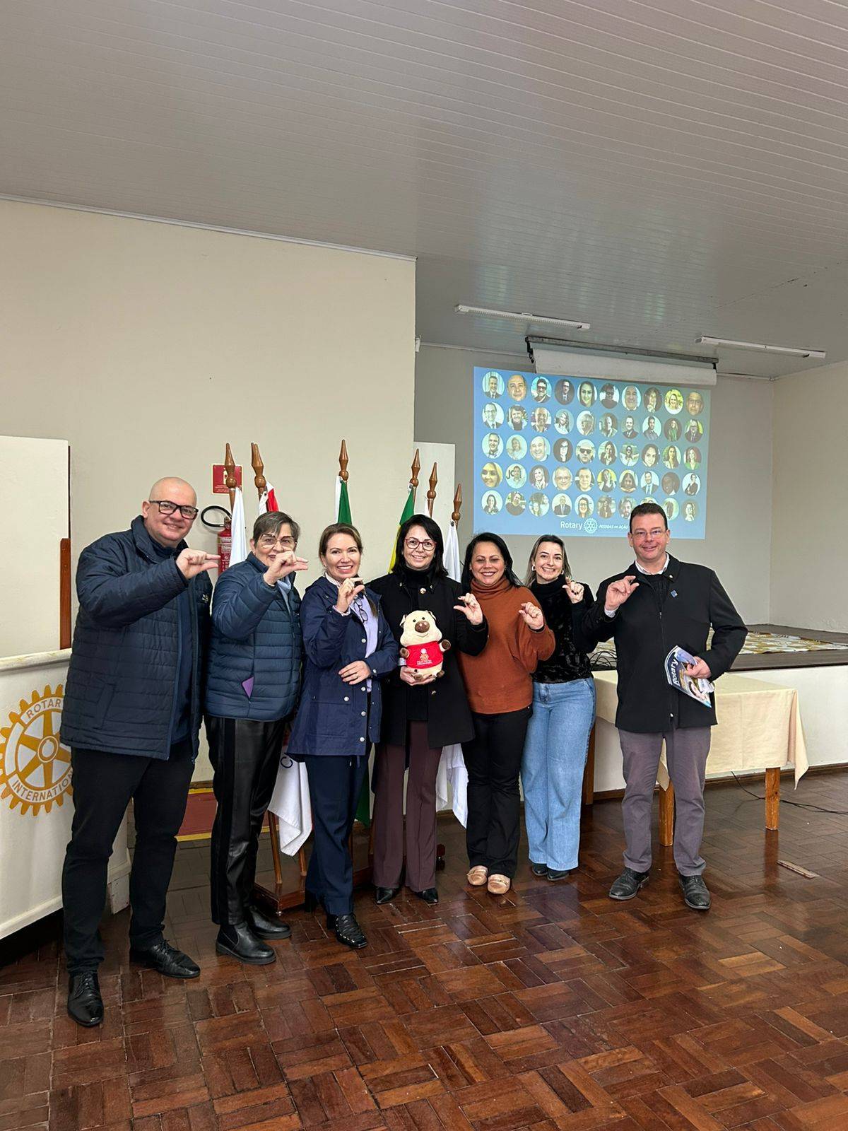 Presidente Fábio, Secretária de Saúde de Lages e Vereadora Elaine, com associados do Rotary Alvorada