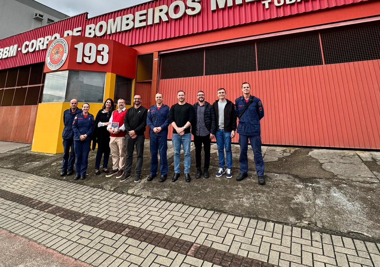 Bombeiros e Governador, junto aos integrantes do Rotary Club Tubarão Sul: Luciano Mendes, Marcos Nicoladelli, Ramon Cordeiro e André Koch.