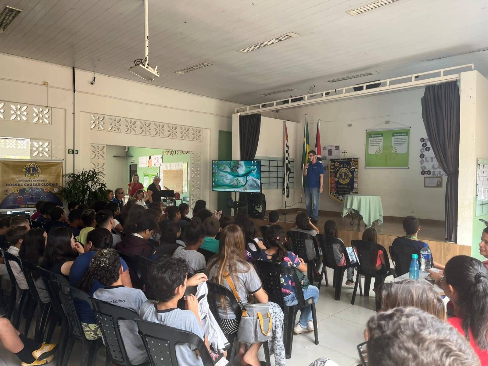 Rotaractiano de Itápolis ministra palestra 