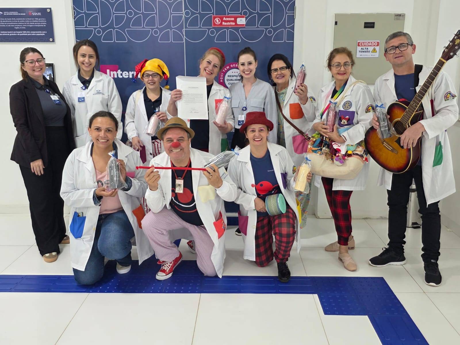 Foto: Membros do Projeto Semeando Sorrisos com colaboradores do Hospital Intermunicipal Dr. Aryzone Mendes de Araújo (HGI).