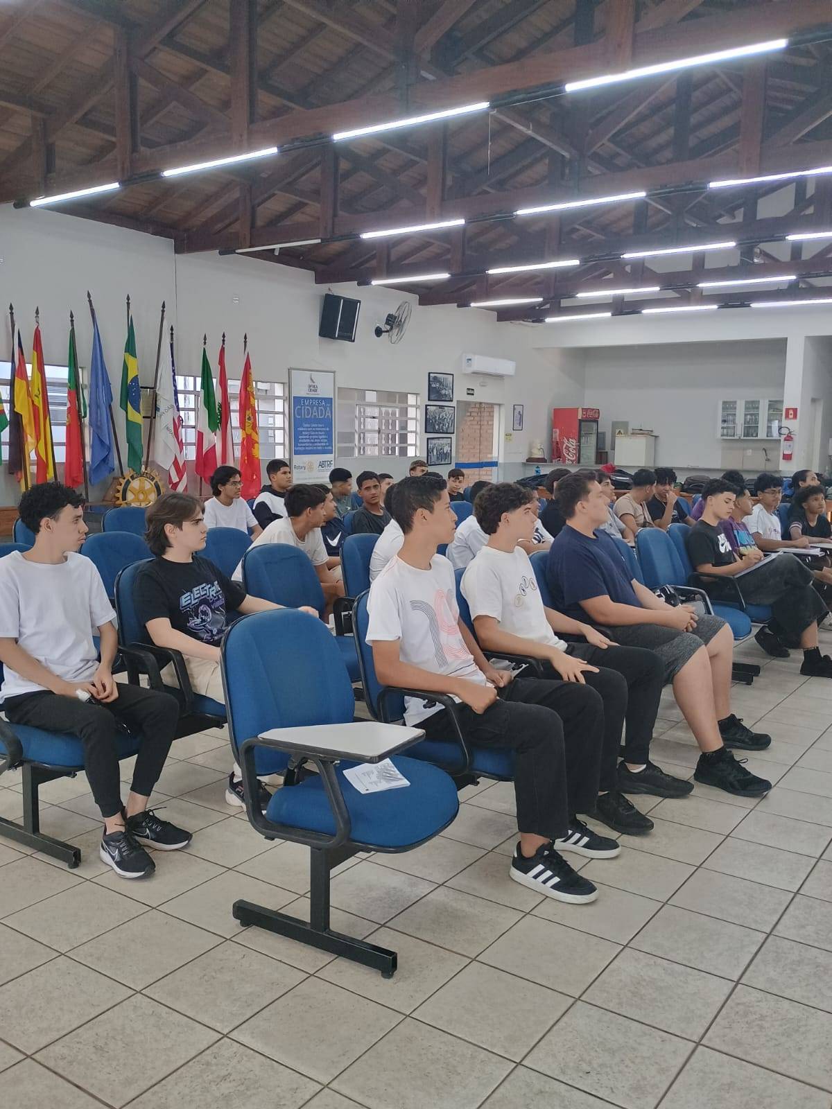 Menores aprendizes da Legião Mirim de Bauru assistindo a aula inaugural da ESPM Social SP