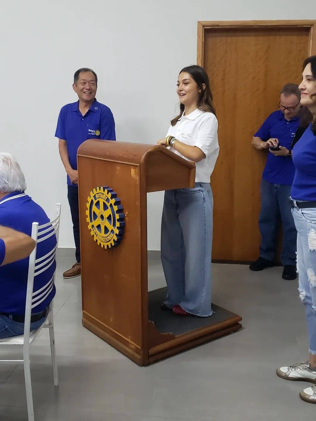 Rotary Club de Santa Fé do Sul  recebe a intercambista Jade, diretamente da França