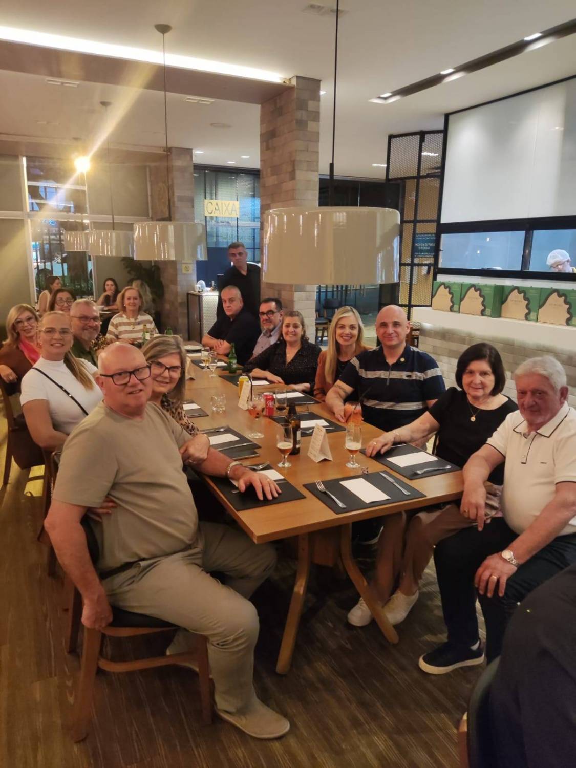 "Sorrisos, Brindes e Companheirismo em Maringá ✨"