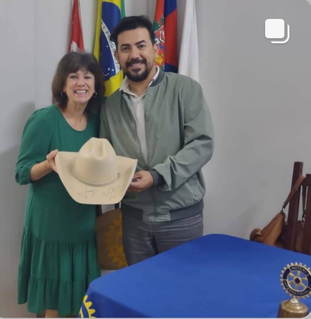 O sorteio do chapéu autografado pela dupla Jorge & Mateus do Rotary Club de Lins - Sul já tem vencedora