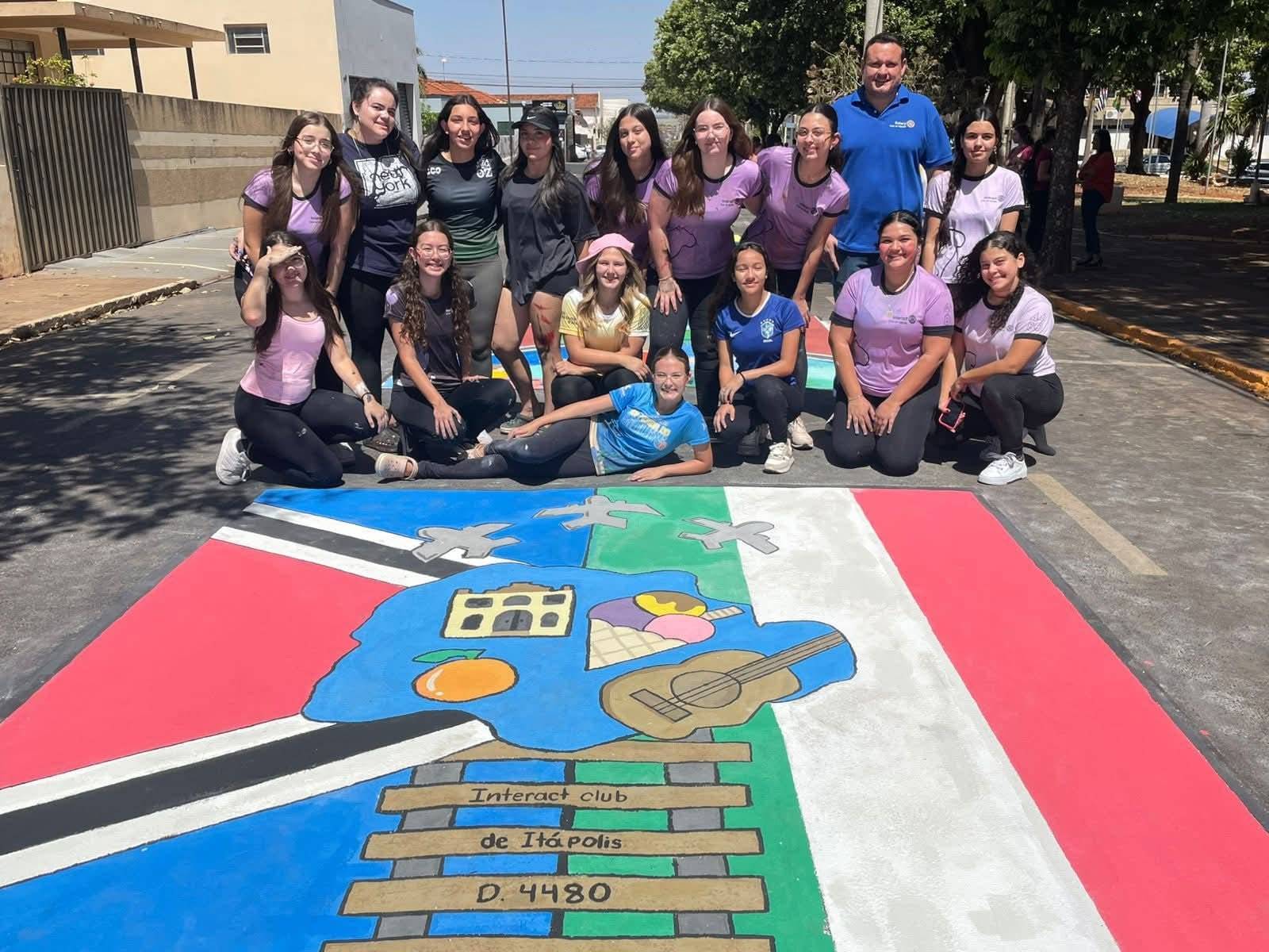  Interact Club de Itápolis participa da pintura de rua no município.