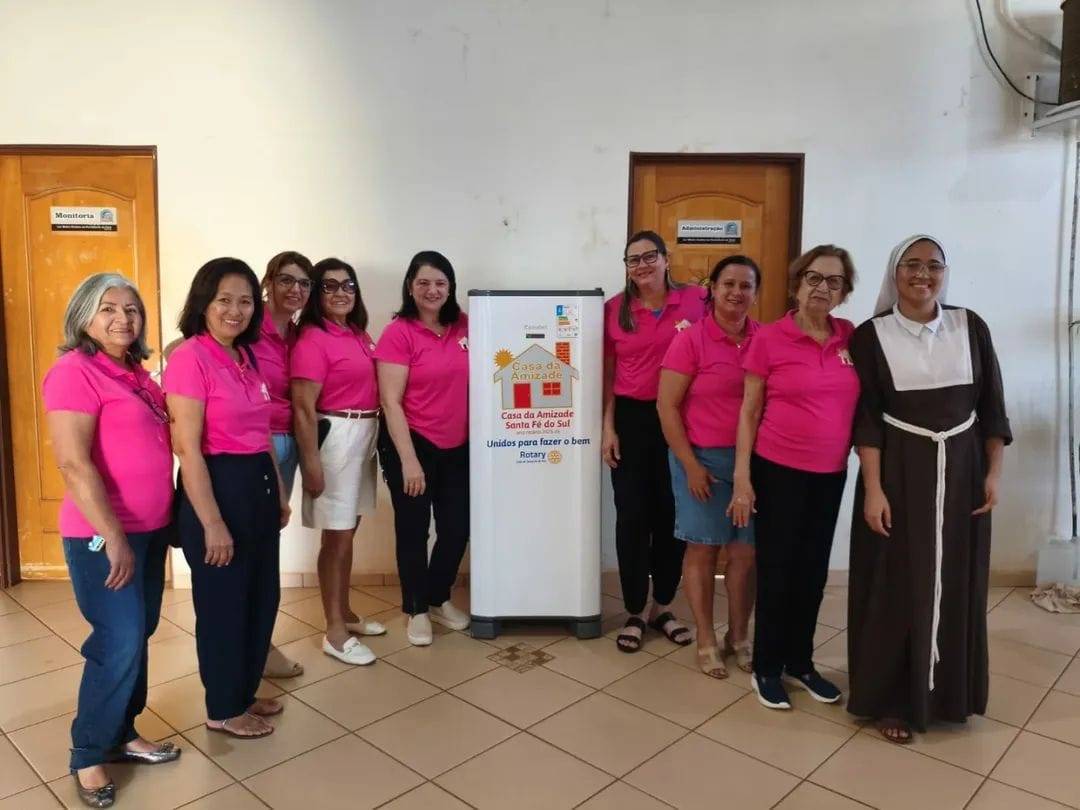 Casa da Amizade de Santa fé do Sul entrega geladeira para medicamentos.
