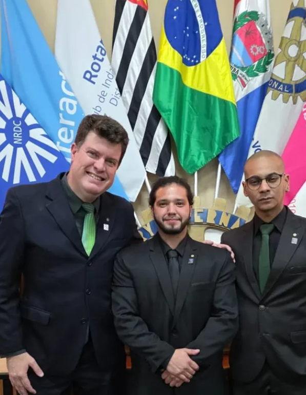 Novo Associado com nossos presidente 2025-26 e seu padrinho.